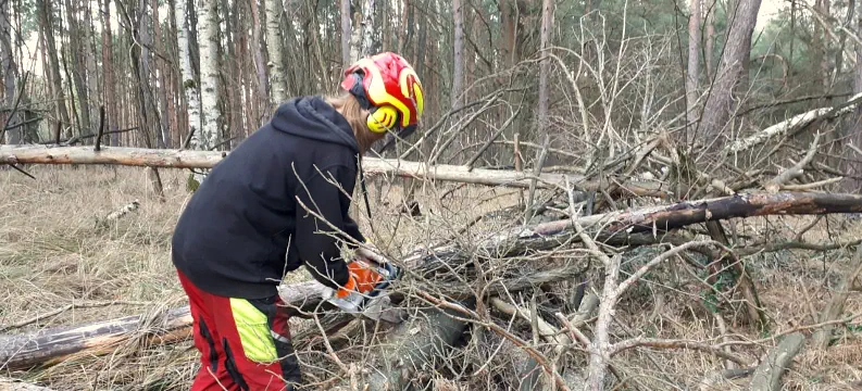 junger Mann hackt Holz