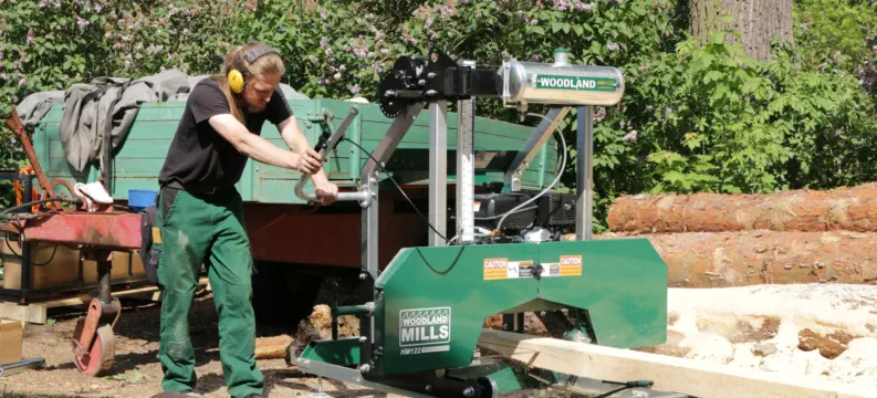 junger Mann hackt Holz